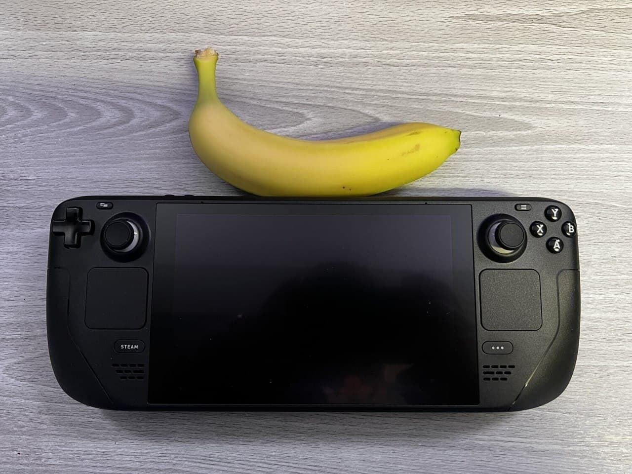 Visual comparison of Steam Deck with other portable consoles and a banana-2