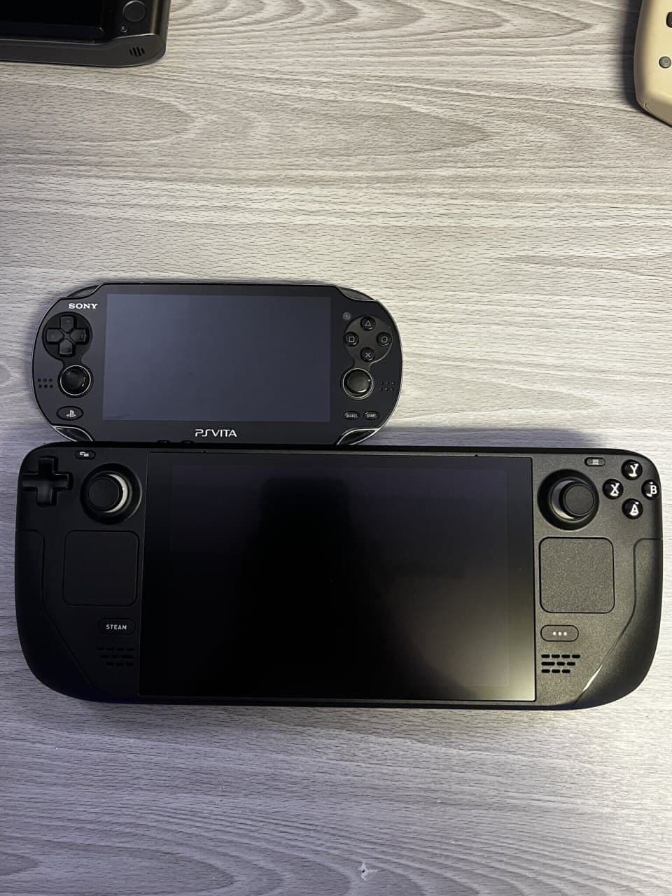 Confronto visivo di Steam Deck con altre console portatili e una banana-3