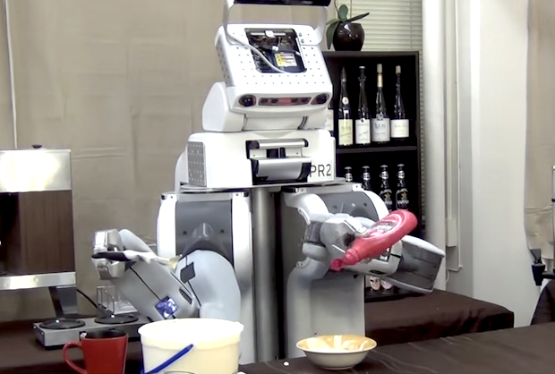 Интересные видео недели: демонстрация Moto 360, тетрис на бизнес-центре и робот-телеведущая