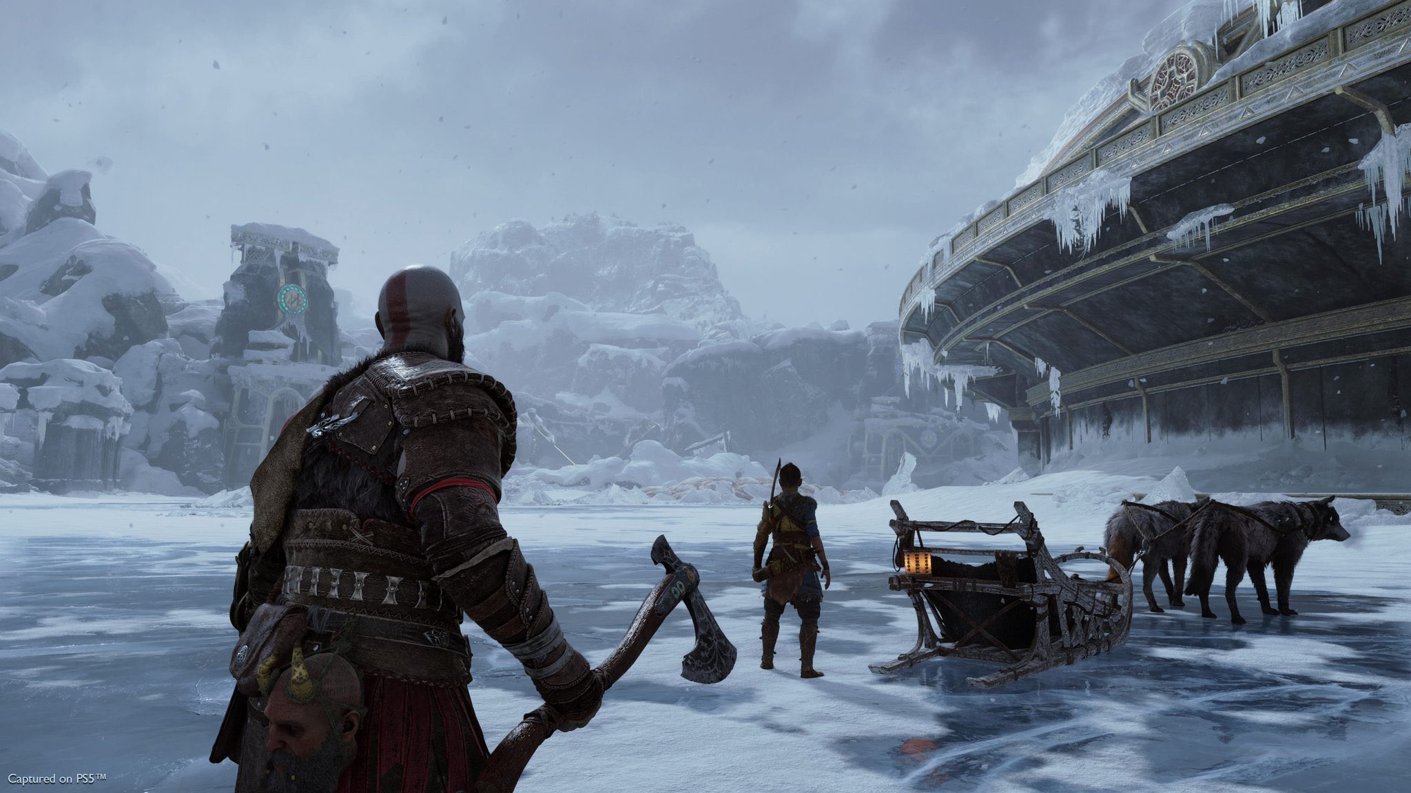 Dyrektor artystyczny God of War: Ragnarok opublikował nowe zrzuty ekranu z gry. Pokazują one Kratosa i Atreusa podróżujących przez Dziewięć Światów-2