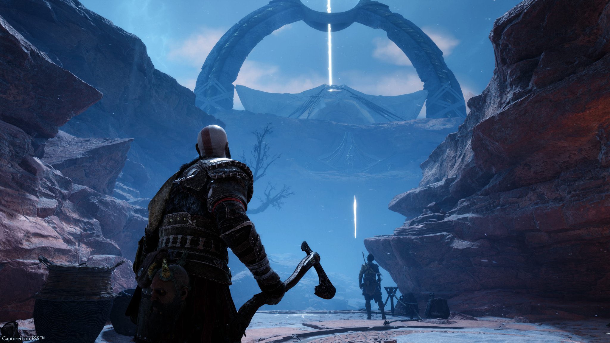 Арт-директор God of War: Ragnarok опубликовал новые скриншоты игры. На них Кратос и Атрей путешествуют по Девяти Мирам-3