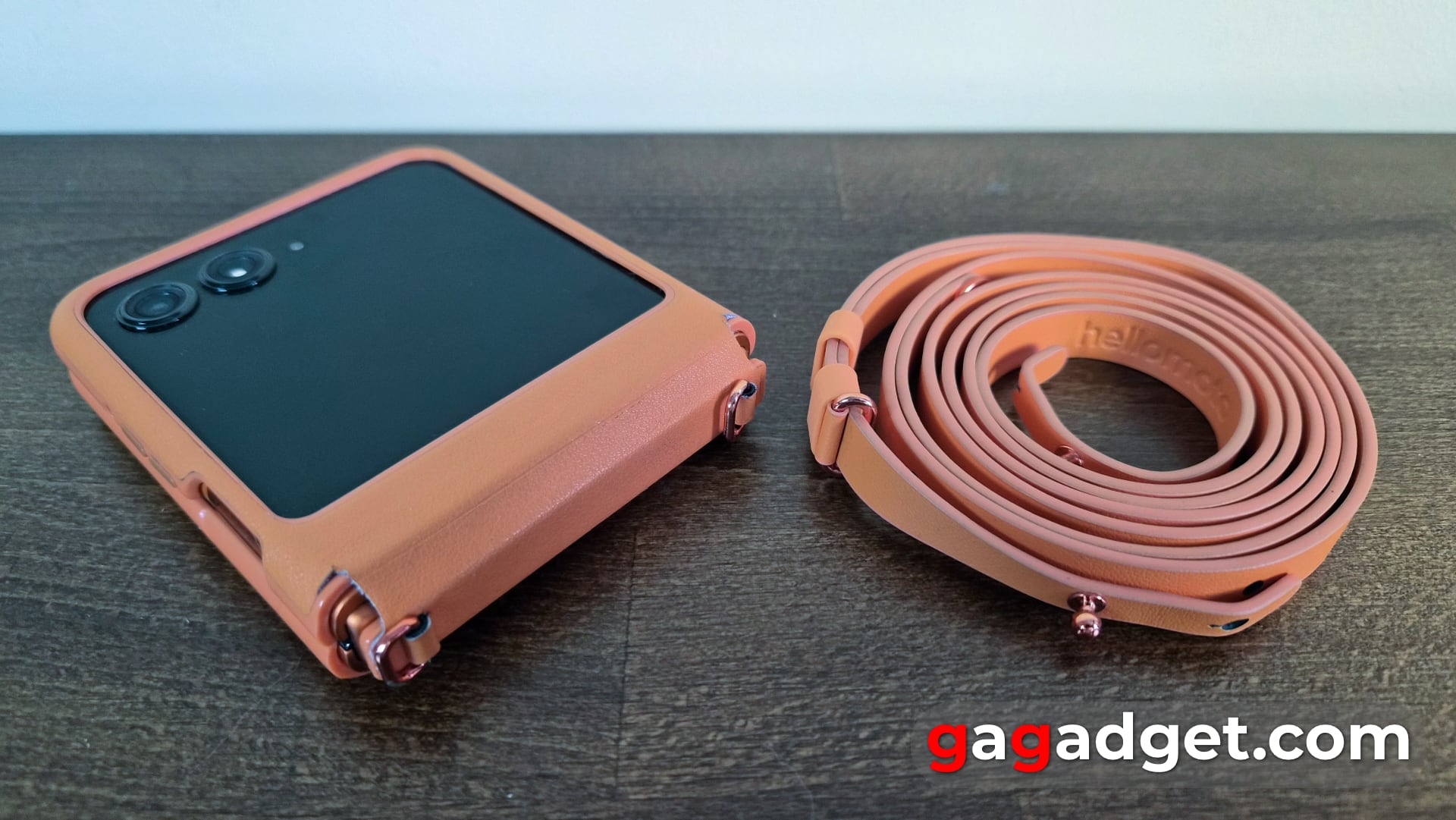 Le RAZR 50 est livré avec un étui et une lanière de la couleur du smartphone. Illustration : gagadget