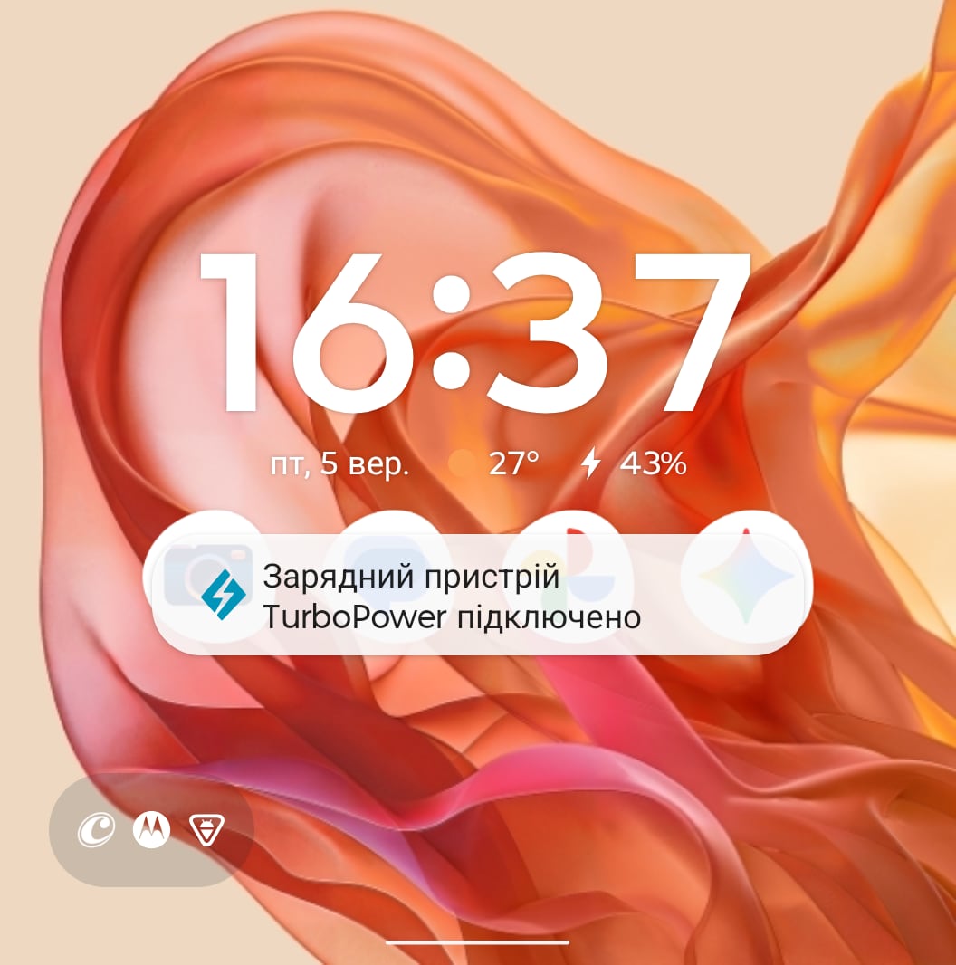 Capture d'écran de l'écran externe du RAZR 50 pendant la charge rapide. Illustration : gagadget