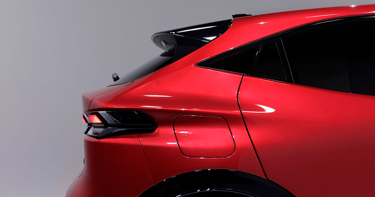 Сбоку Renault Clio в цвете Absolute Red