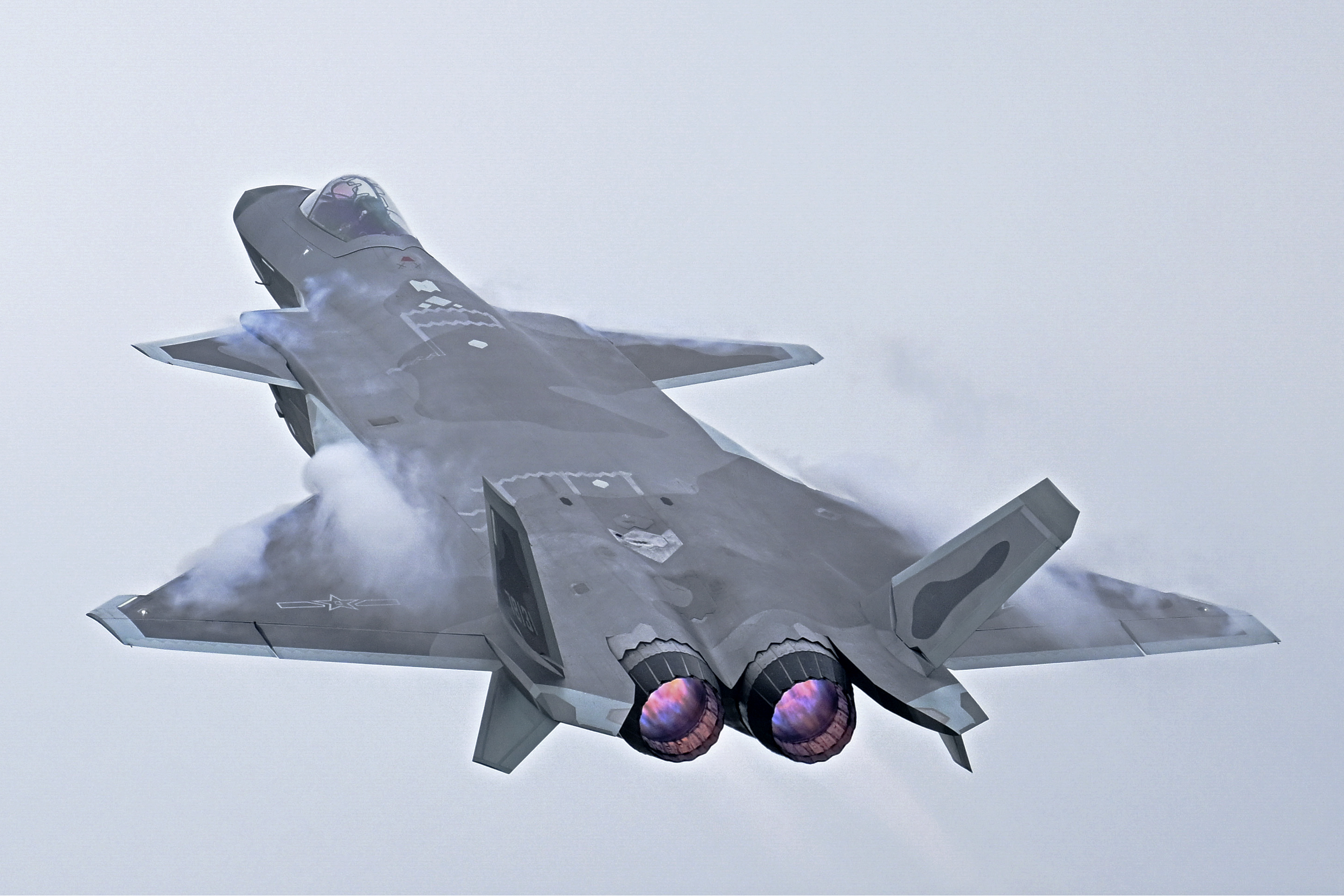 China está mejorando su caza de quinta generación J-20 Mighty Dragon para superar al F-22 Raptor estadounidense-2