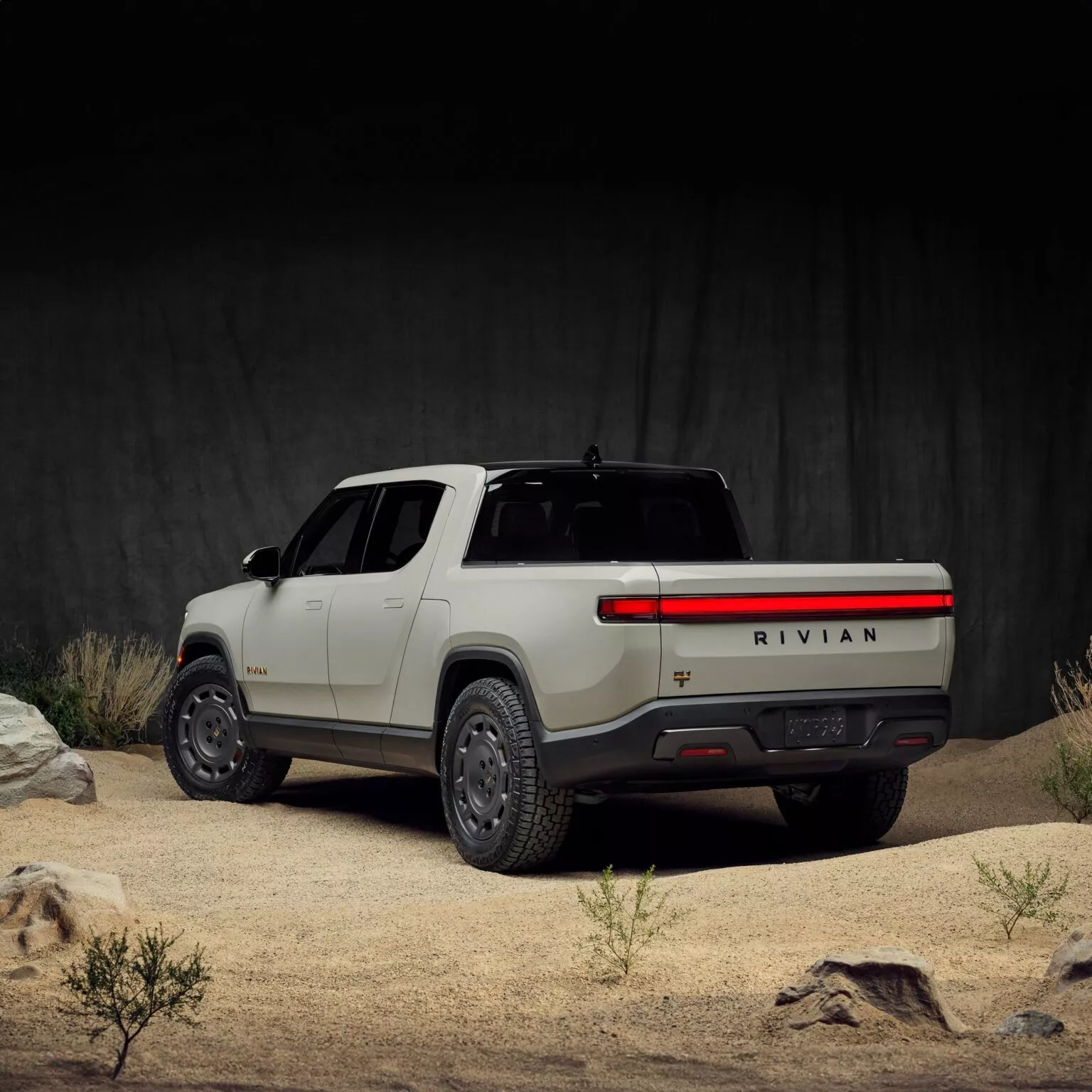 Rivian R1 Dune Edition Вид збоку