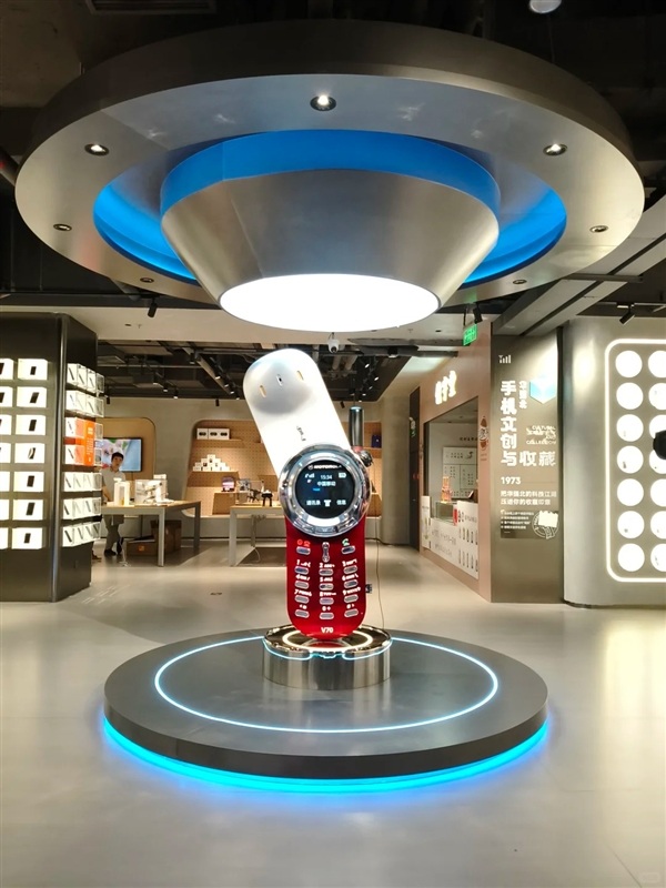 Мобільний телефон Motorola V70 унікального розміру