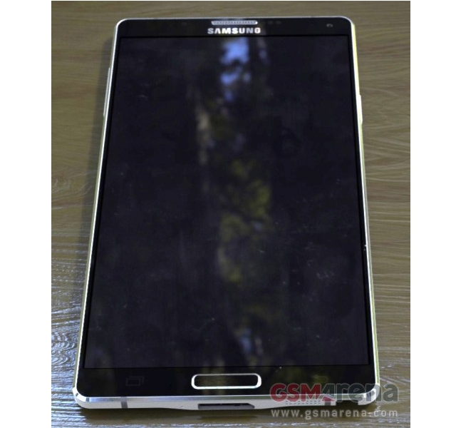 Квадратиш, практиш, гут. В сеть утекли живые фотографии Samsung Galaxy Note 4