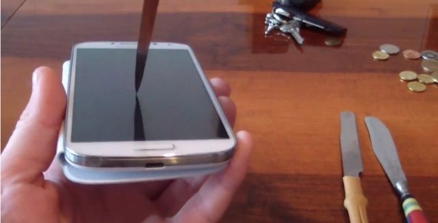 Тест на прочность экрана смартфона Samsung Galaxy S4