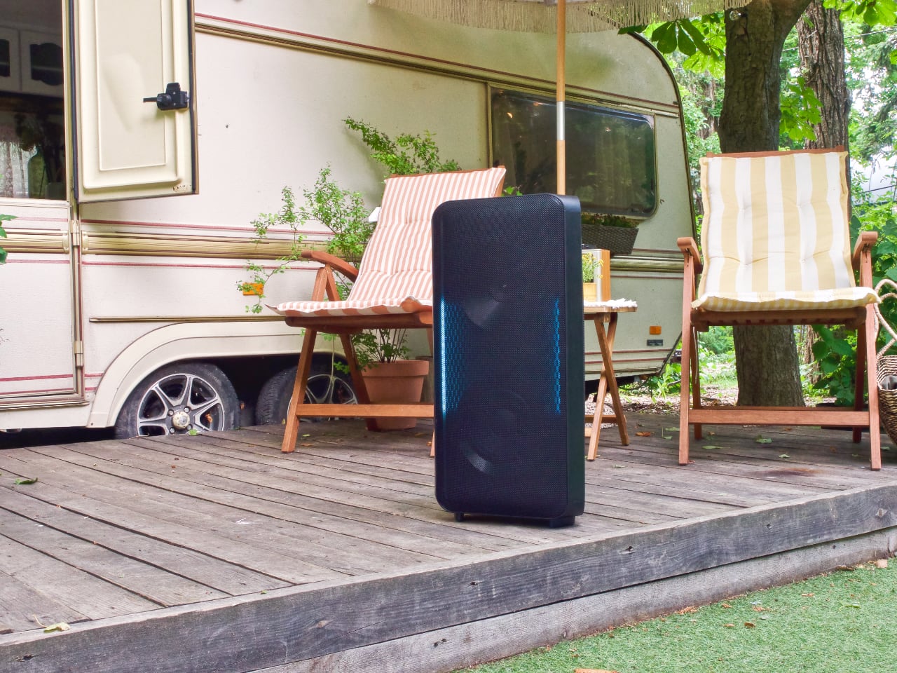 Король вайбу: огляд надпотужної акустичної колонки Samsung Sound Tower MX-ST50B зі вбудованим акумулятором та світлодіодною підсвіткою
