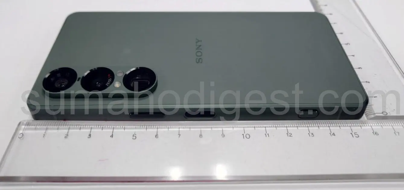 Sony Xperia 1 VII image in dark green colour