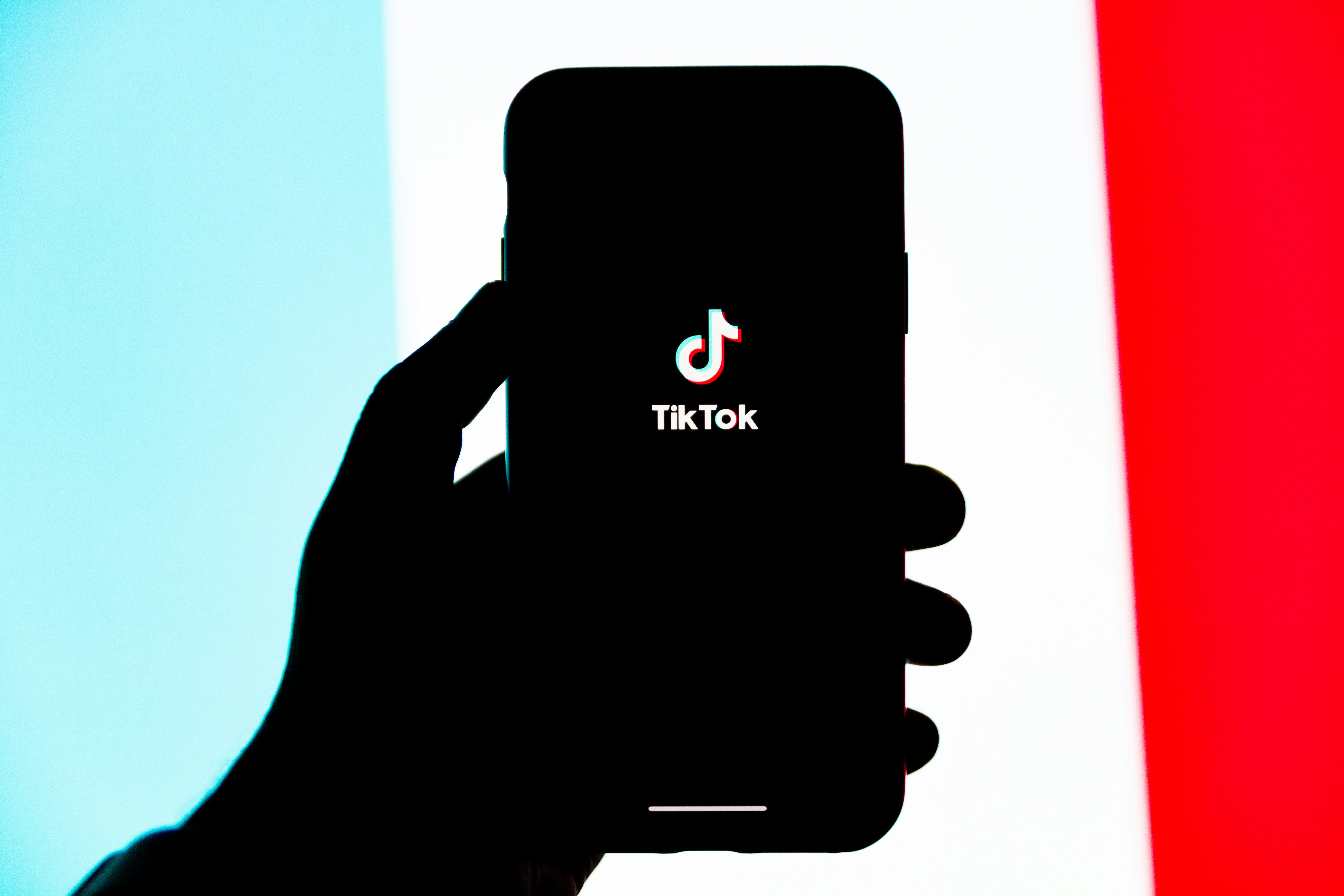 Universal Music hat TikTok vorgeworfen, Musiker unter Druck zu setzen und damit zu drohen, sie durch künstliche Intelligenz zu ersetzen