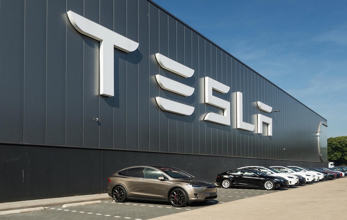 Tesla se enfrenta a cargos penales por accidentes relacionados con el sistema de asistencia al conductor