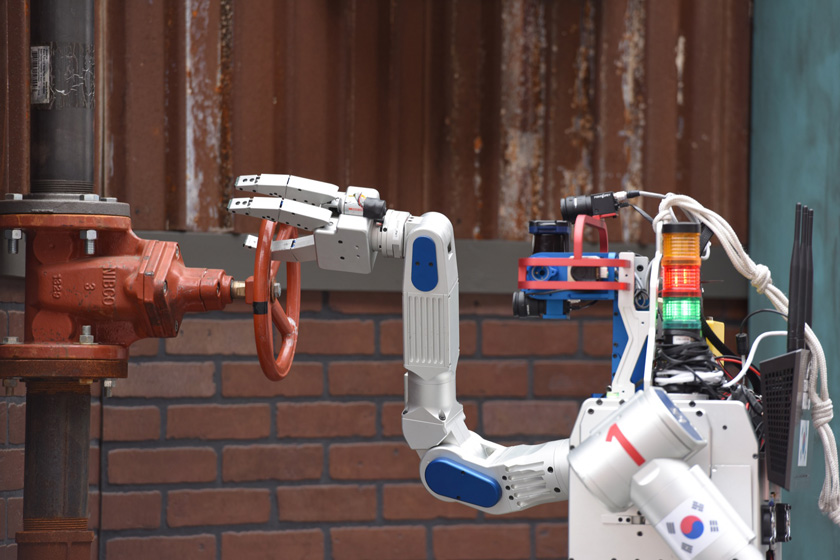 Финалисты и неудачники соревнования роботов DARPA Robotics Challenge (видео)