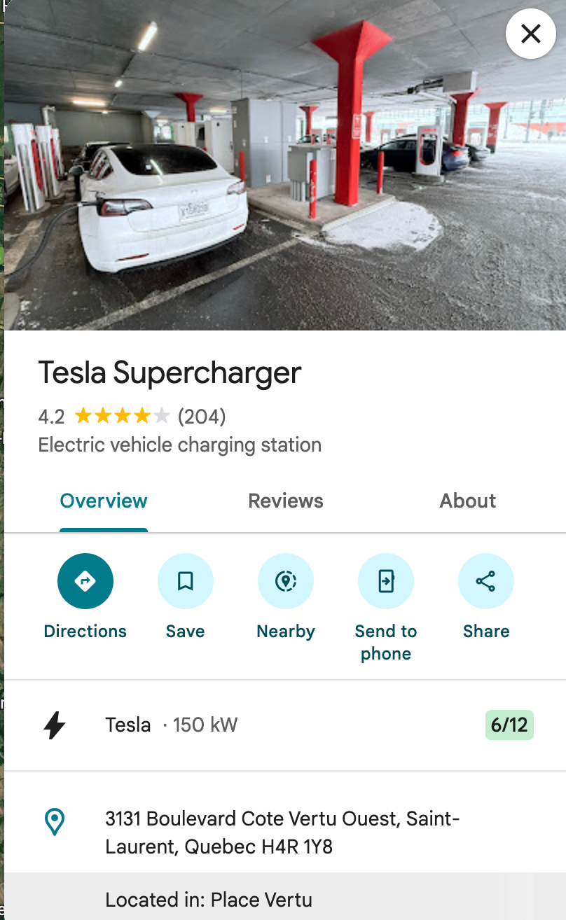 Человек смотрит на Google Карты с данными Tesla Supercharger