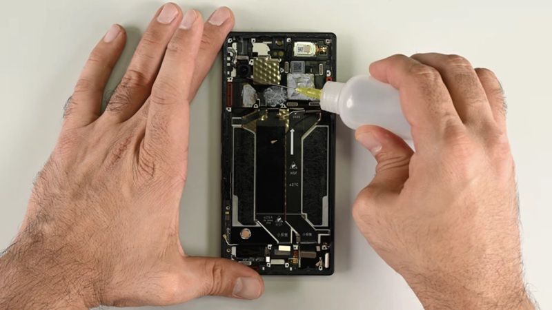 Фото разборки компонентов Red Magic 11 Pro