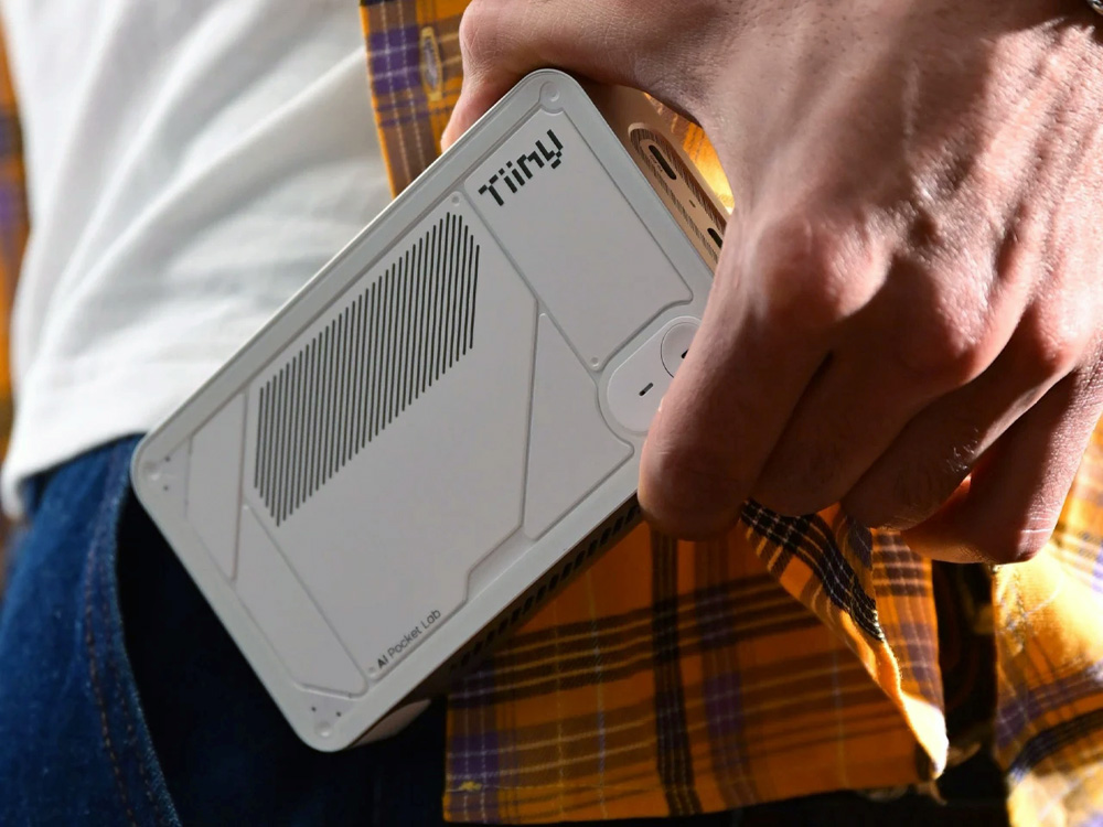 Dispositif Tiiny AI Pocket Lab vue 1
