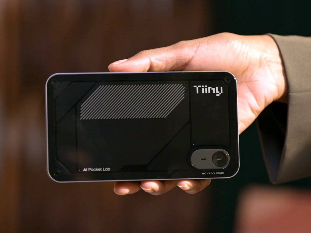 Dispositif Tiiny AI Pocket Lab vue 3