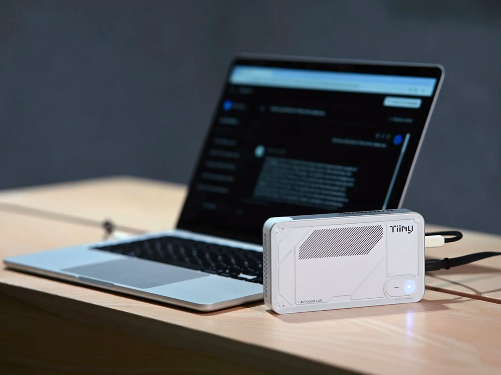 Dispositif Tiiny AI Pocket Lab vue 4