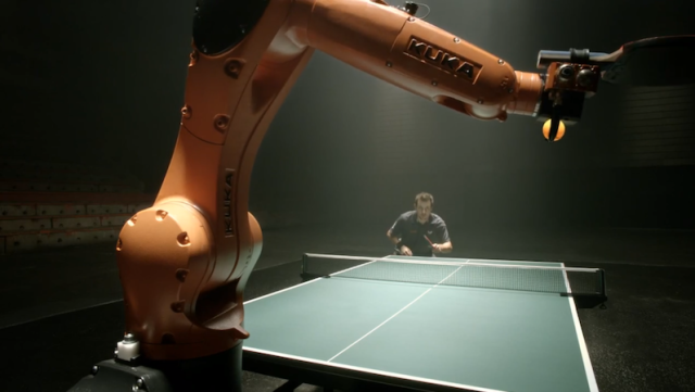 Интересные видео недели: настольный теннис с роботом, креативное приглашение Oppo и LEGO-робот