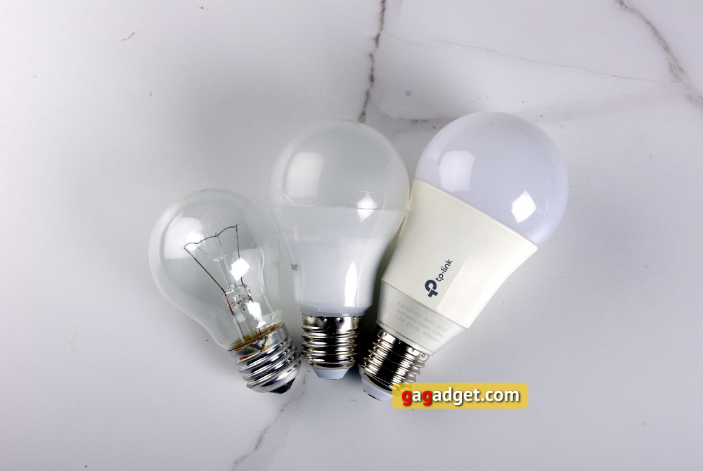 Различие в размерах: 100 Вт лампа накаливания, светодионый аналог 70 Вт лампочки и умная лампочка TP-Link