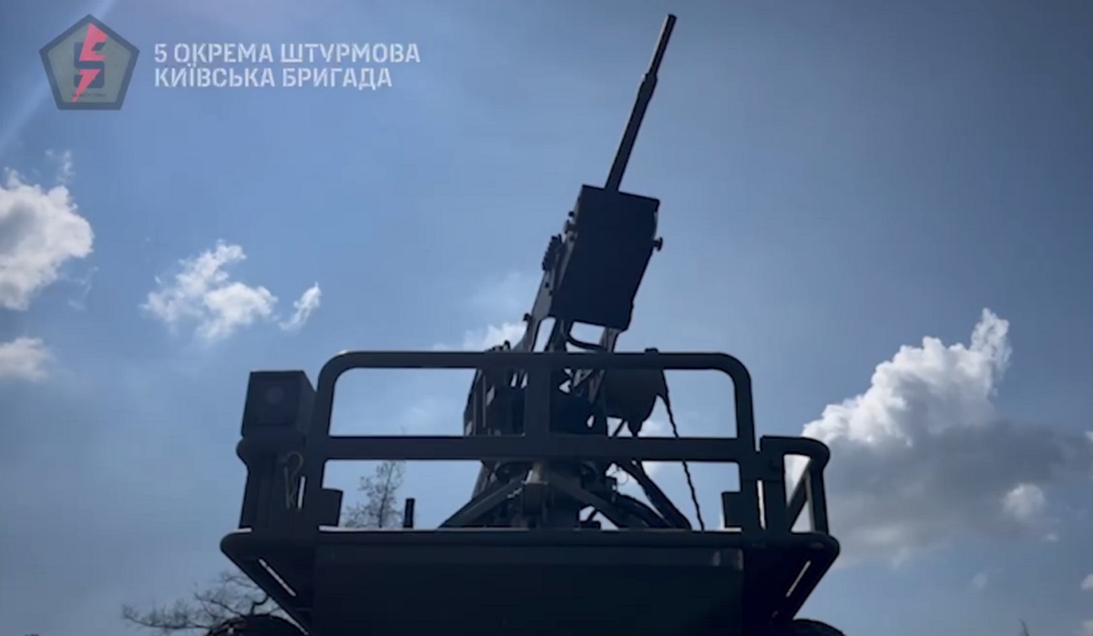Ukrainische Streitkräfte zeigen erste Aufnahmen einer bodengestützten gepanzerten Drohne im Einsatz