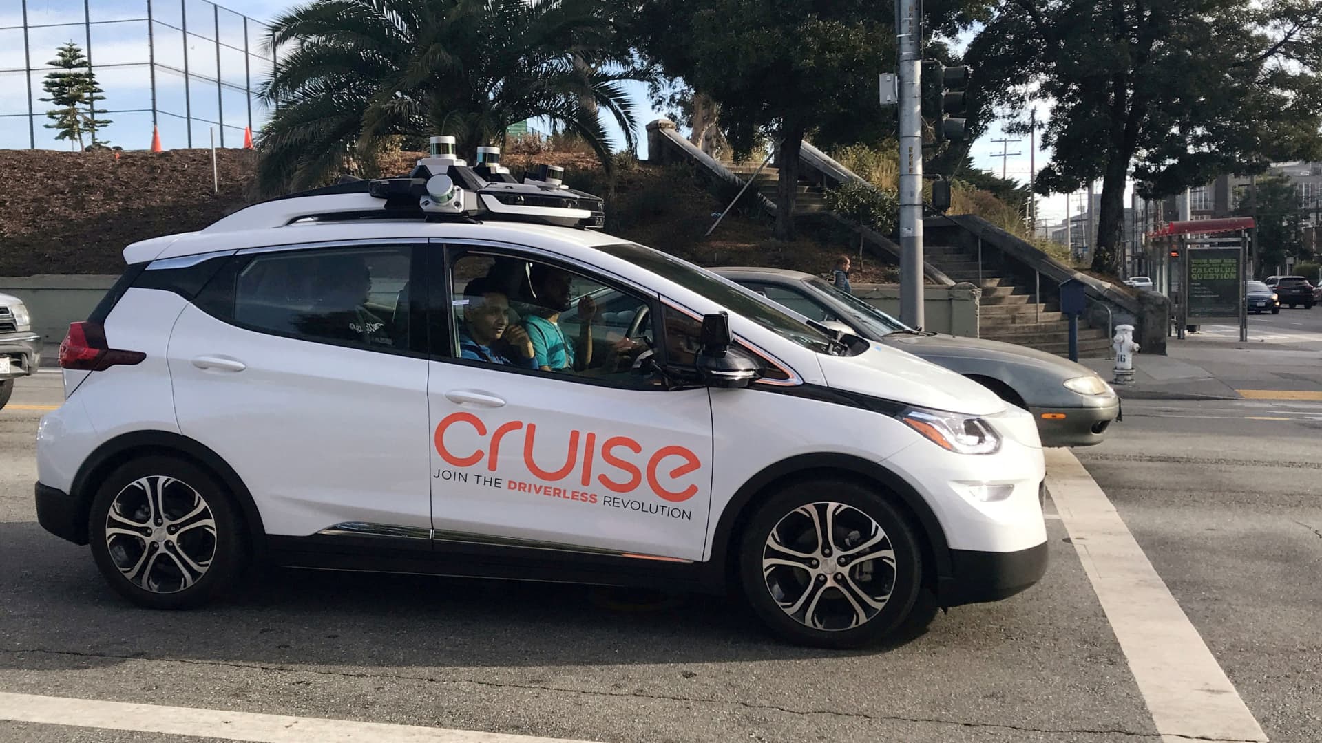 In San Francisco, a car hit a pedestrian and threw him under the wheels of the Cruise robot car