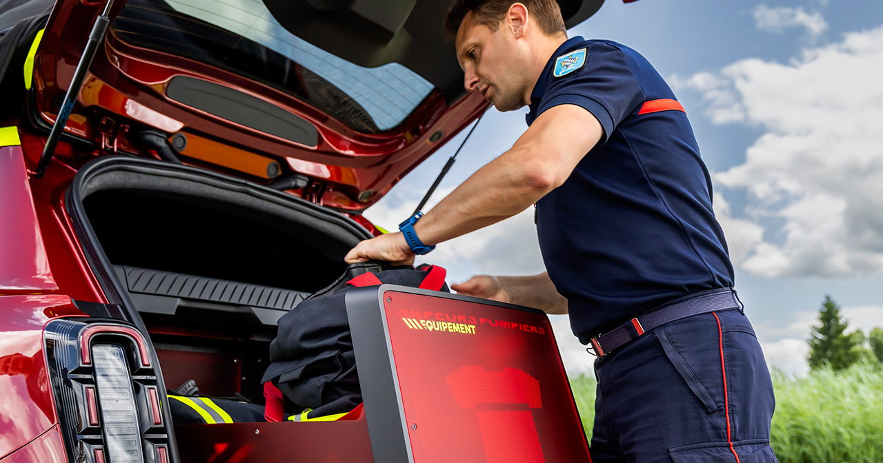 Electric vehicle roof with equipment