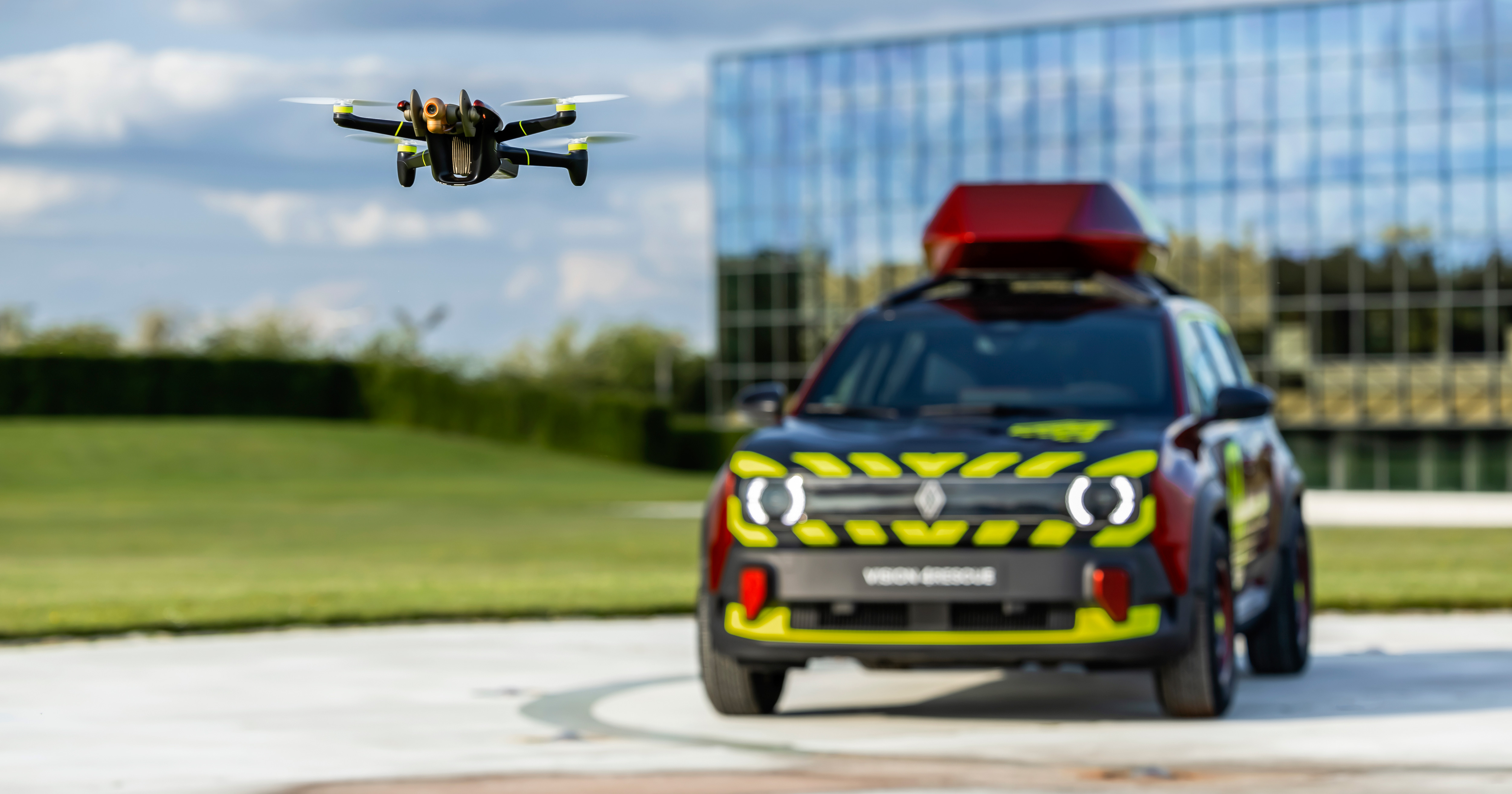 Extendable table with screens