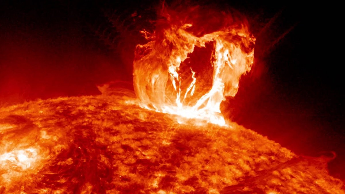 The Sun is storming again! In the next two days the Earth will be hit by a powerful magnetic storm of G4 class