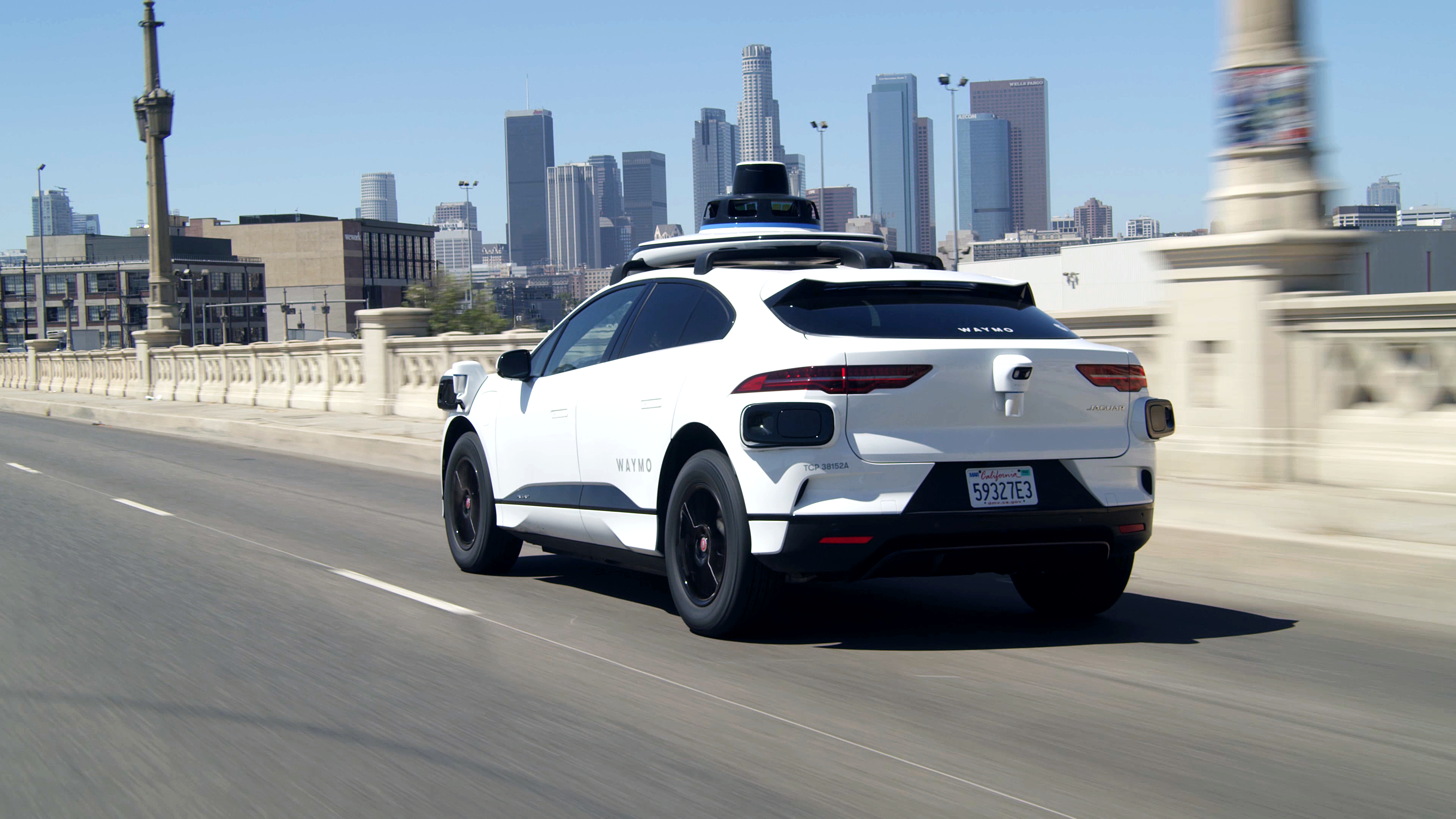 Waymo lancia i taxi robot a pagamento a Los Angeles