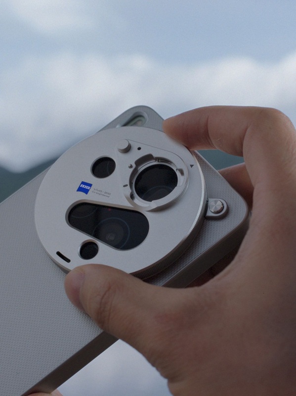 Фотография с аксессуаром для Vivo X300 Ultra