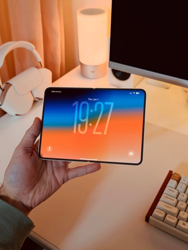 Фото iPhone Fold у складеному стані