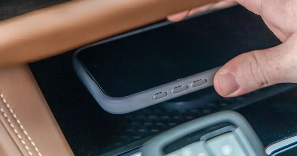 Внедорожник Nissan с беспроводной зарядкой Qi2