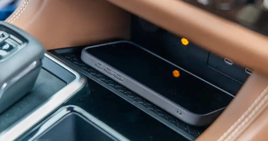 Nissan Pathfinder с функцией беспроводной зарядки