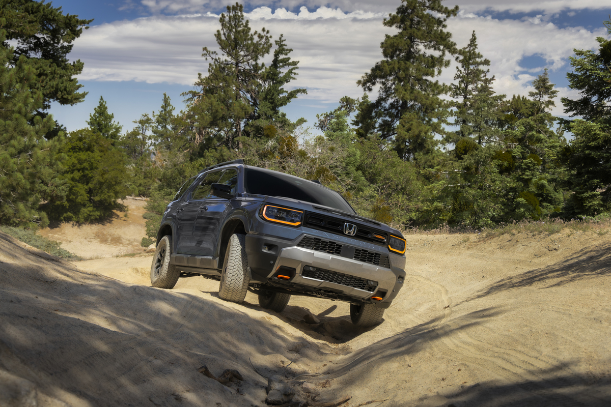 Передній вигляд Honda Passport TrailSport 2027