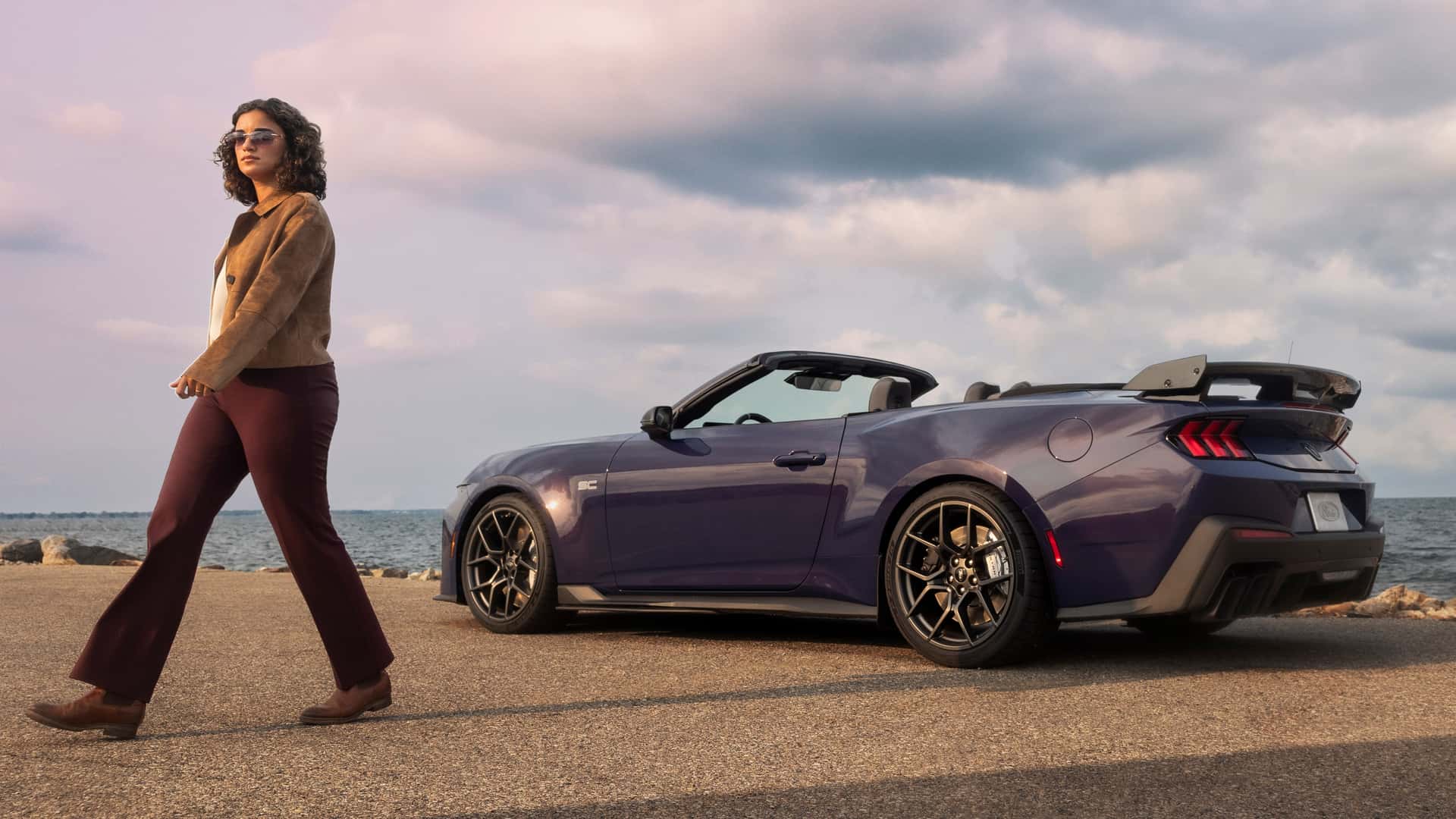 Спереду Ford Mustang Dark Horse SC Convertible