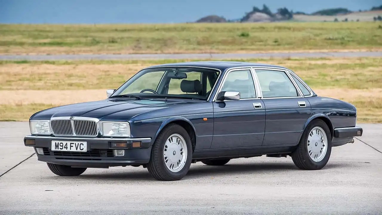 Jaguar XJ40 на дороге