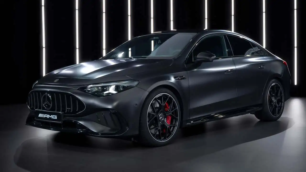 Электрический седан Mercedes-AMG CLA 45 - передний вид
