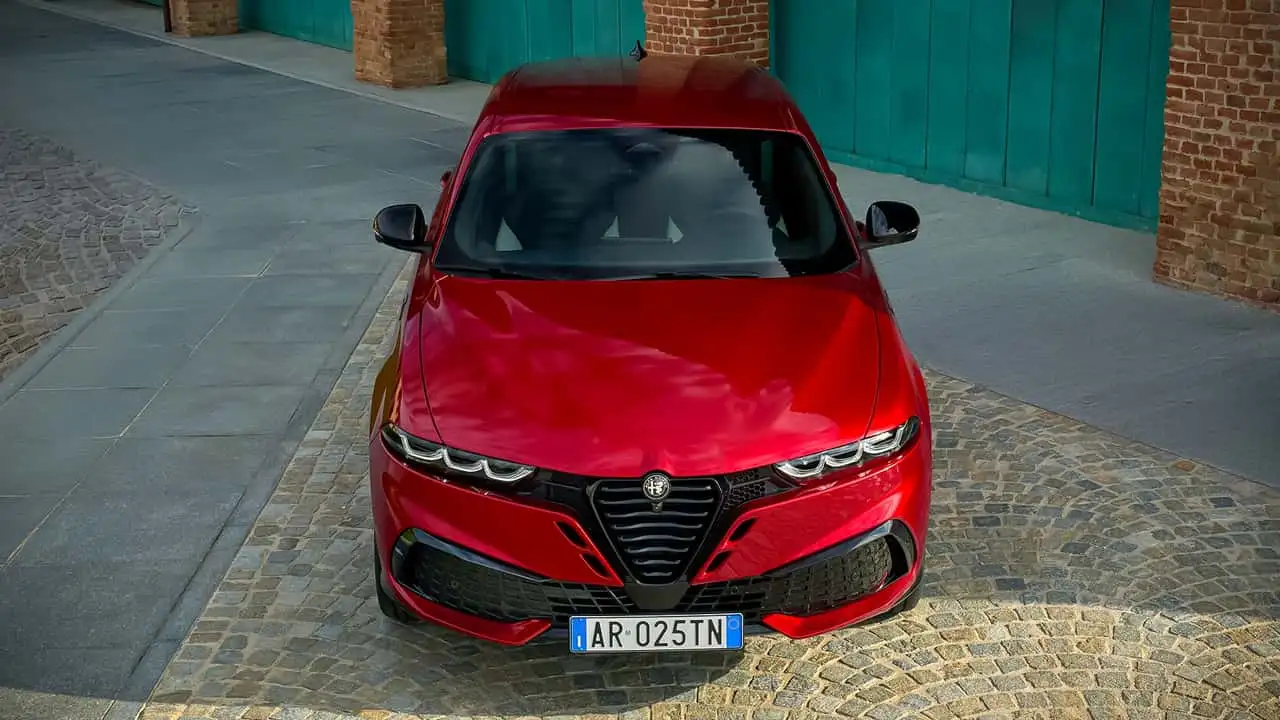 Alfa Romeo Tonale вид сбоку