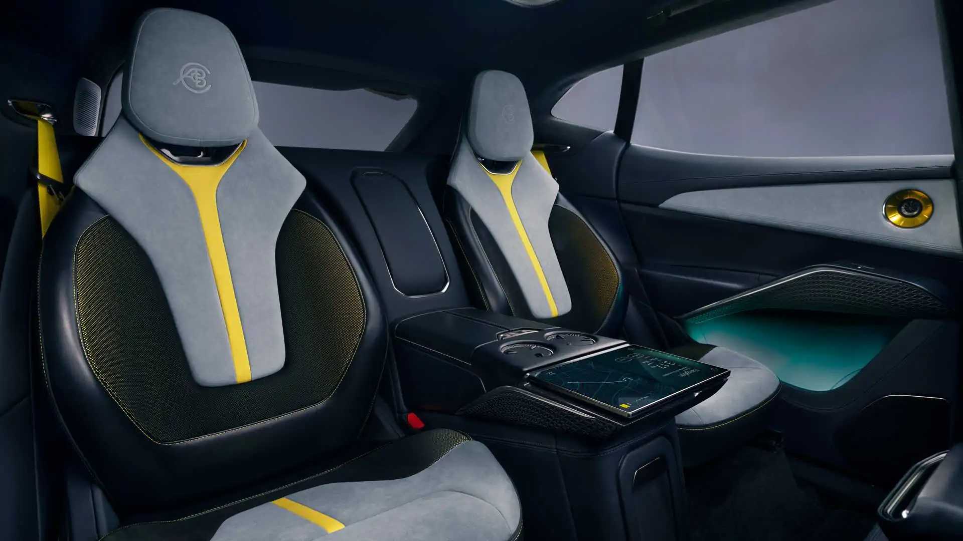 Приближение к салону Lotus Eletre