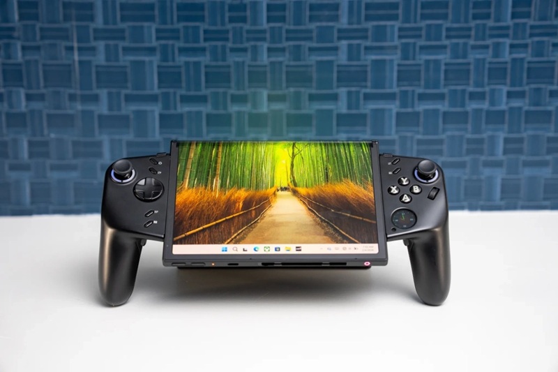 Lenovo Legion Go Fold в разложенном состоянии