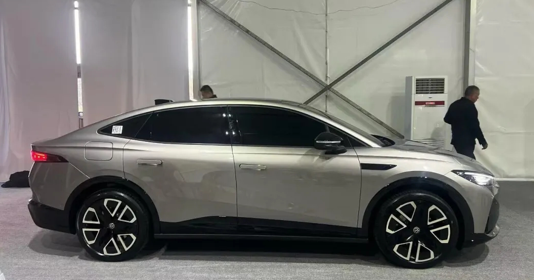 Боковой профиль Volkswagen ID. Unyx 07