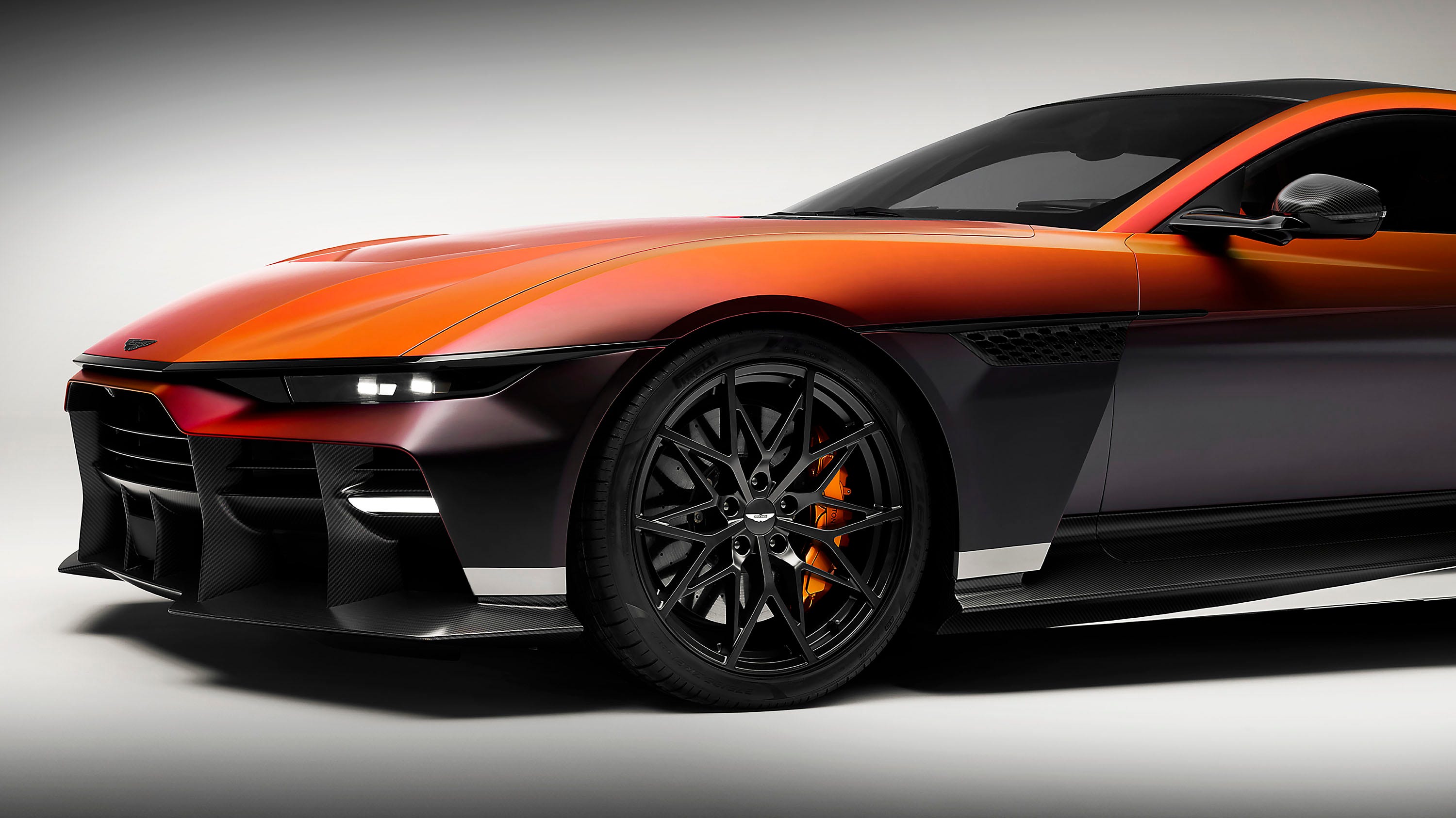 Боковой вид Aston Martin Valen