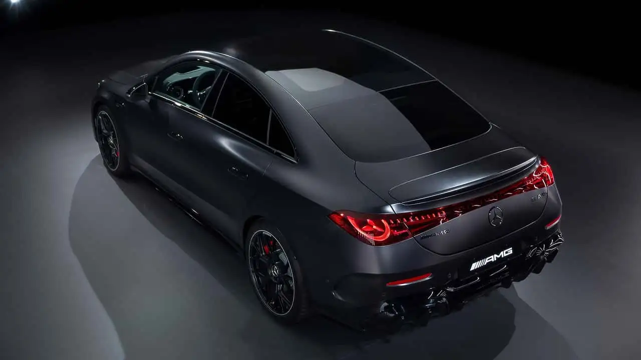 Электрический седан Mercedes-AMG CLA 45 - задний вид