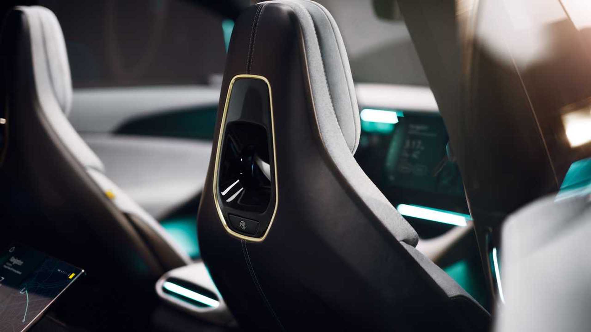 Передний ряд салона Lotus Eletre