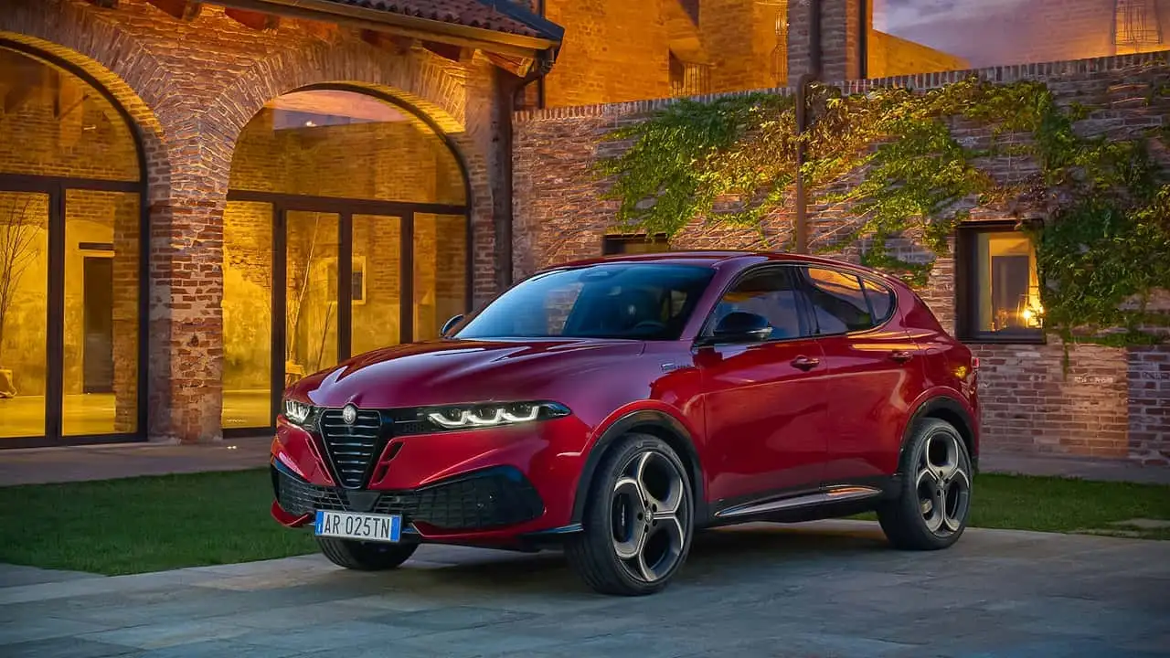 Alfa Romeo Tonale сзади
