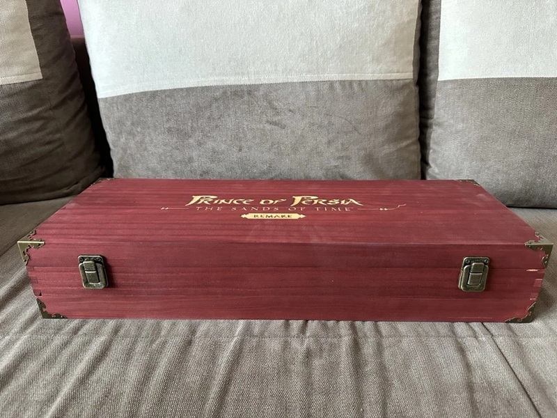 Стилизованный футляр с репликой Кинжала Времени