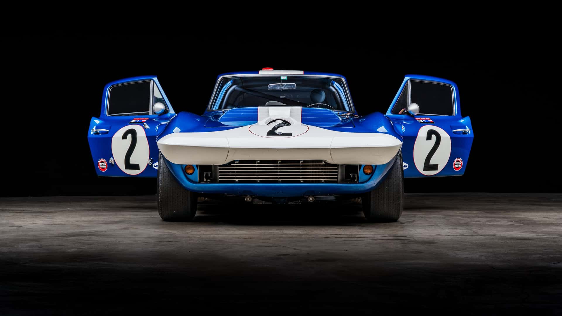 Ретро автомобиль Chevrolet Corvette Grand Sport 1963