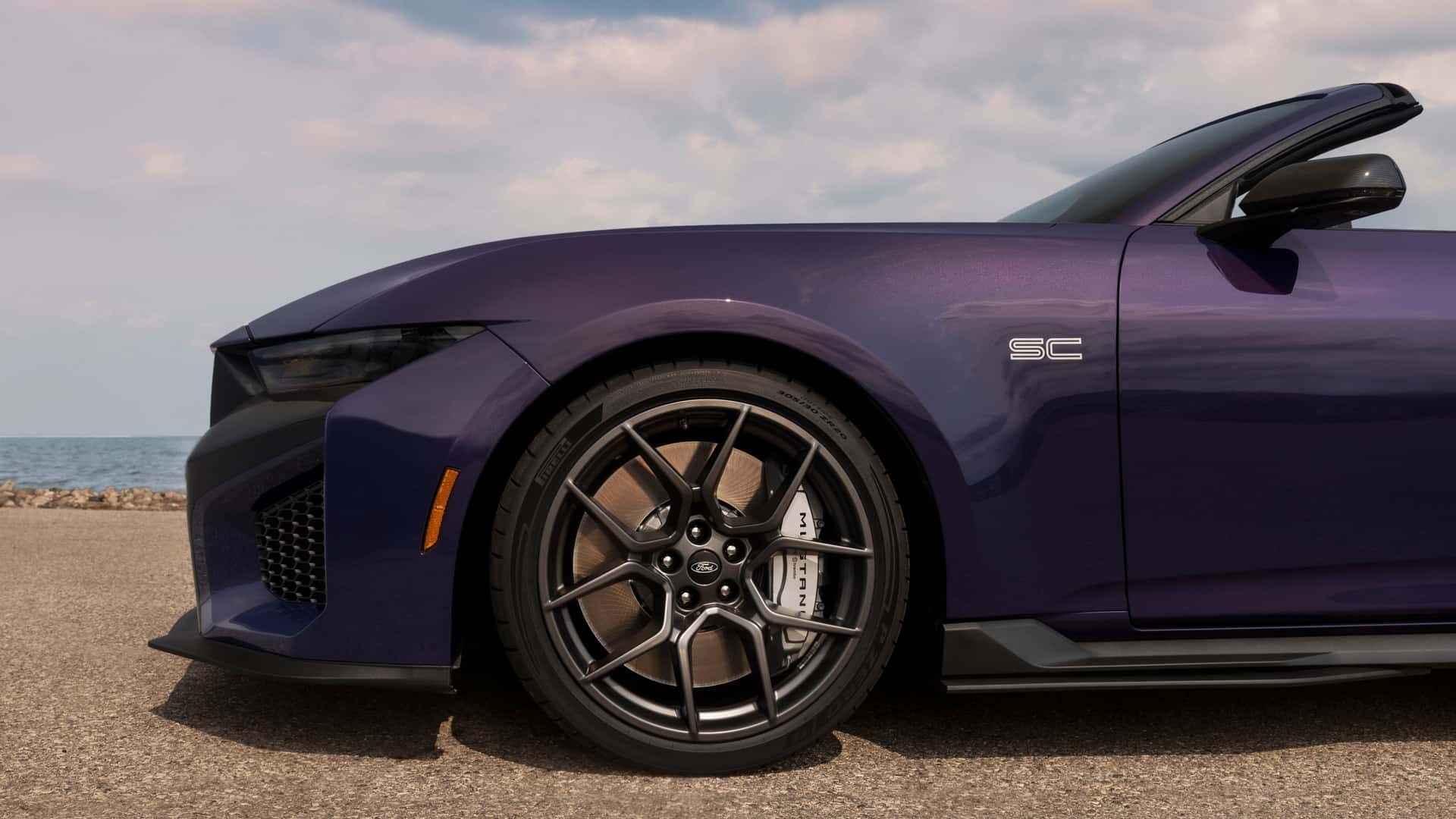Задня частина Ford Mustang Dark Horse SC Convertible